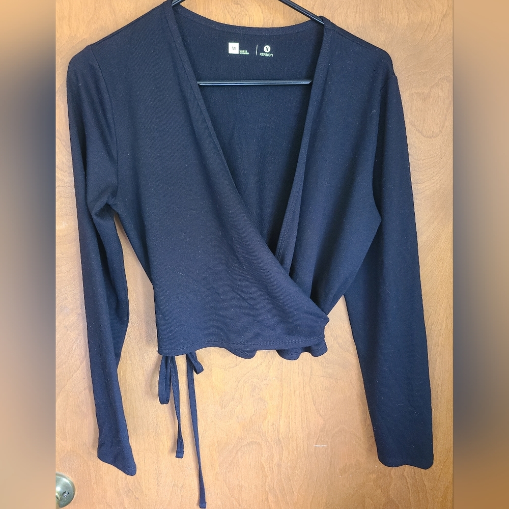 🦩 3/$30 Xersion Black Wrap Crop Top NWOT